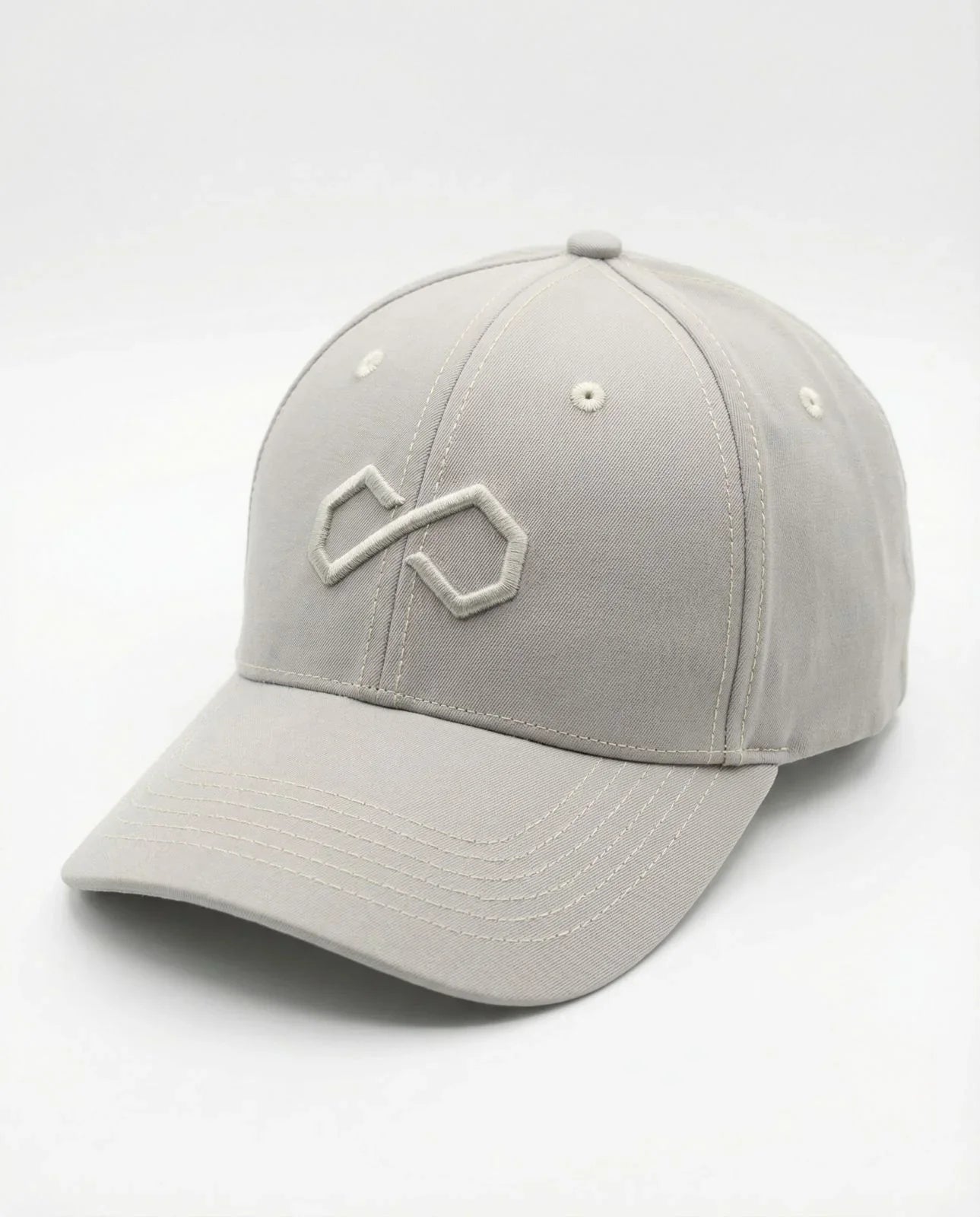 Casquette grise minimaliste avec logo brodé, style sport et lifestyle, vue de face.