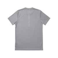 T-shirt gris dos, coupe droite, inscription verticale et logo discrets, style minimal sport