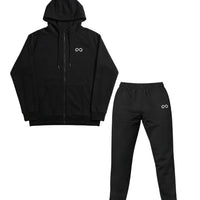 Ensemble jogging noir minimaliste avec hoodie zippé et pantalon, logo blanc discret, vêtements sport lifestyle.
