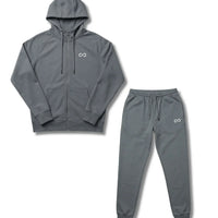 Ensemble jogging gris minimaliste, hoodie zippé et pantalon, logo infini blanc.