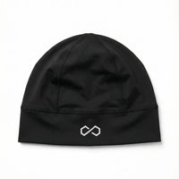 Bonnet noir sport minimaliste avec logo blanc sur fond blanc, style lifestyle essentiel