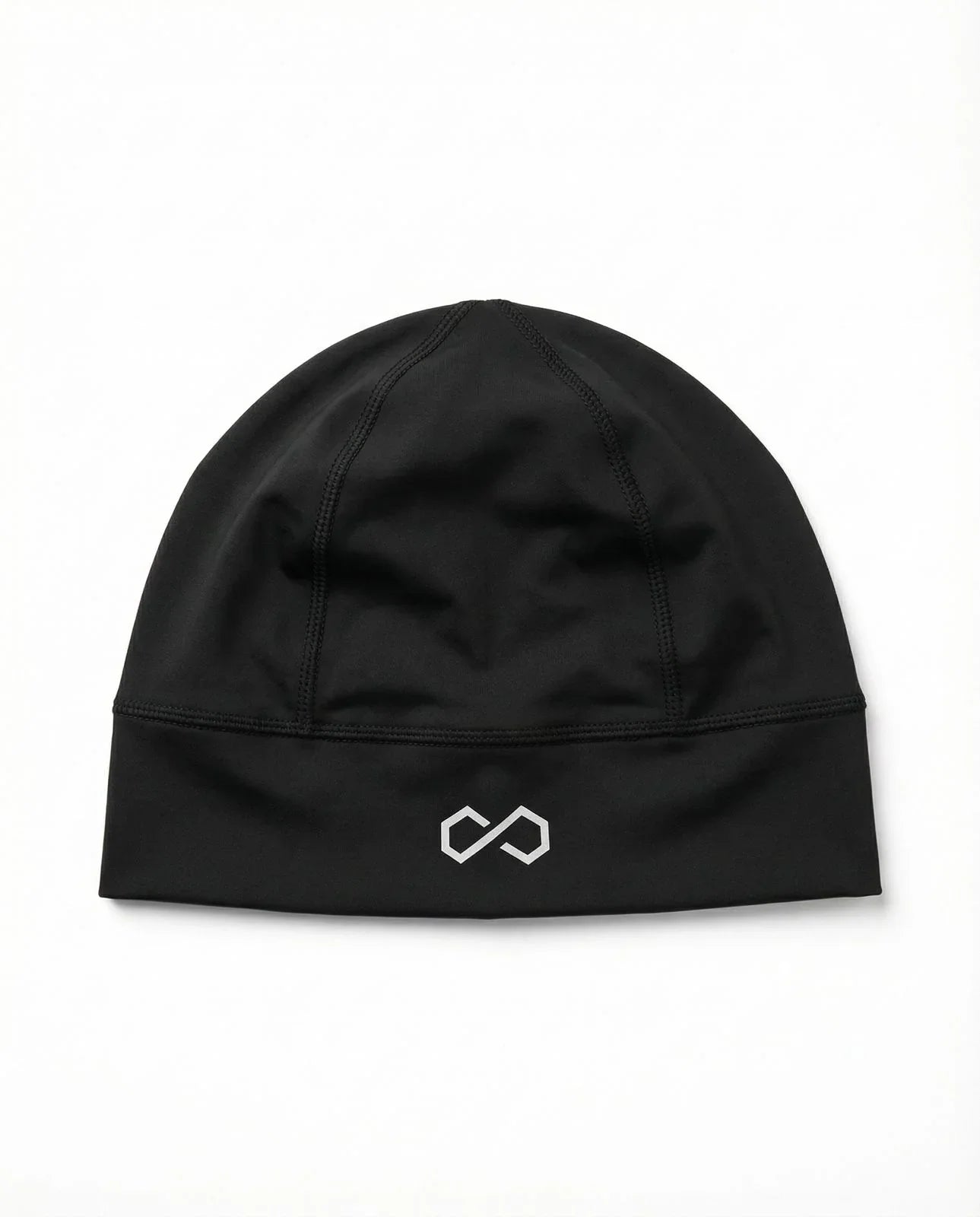 Bonnet noir sport minimaliste avec logo blanc sur fond blanc, style lifestyle essentiel