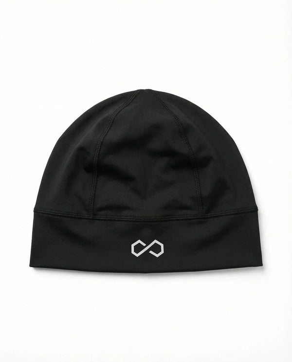 Bonnet noir sport minimaliste avec logo blanc sur fond blanc, style lifestyle essentiel