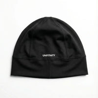 Bonnet noir sport minimaliste avec couture visible et inscription blanche au dos, fond blanc.