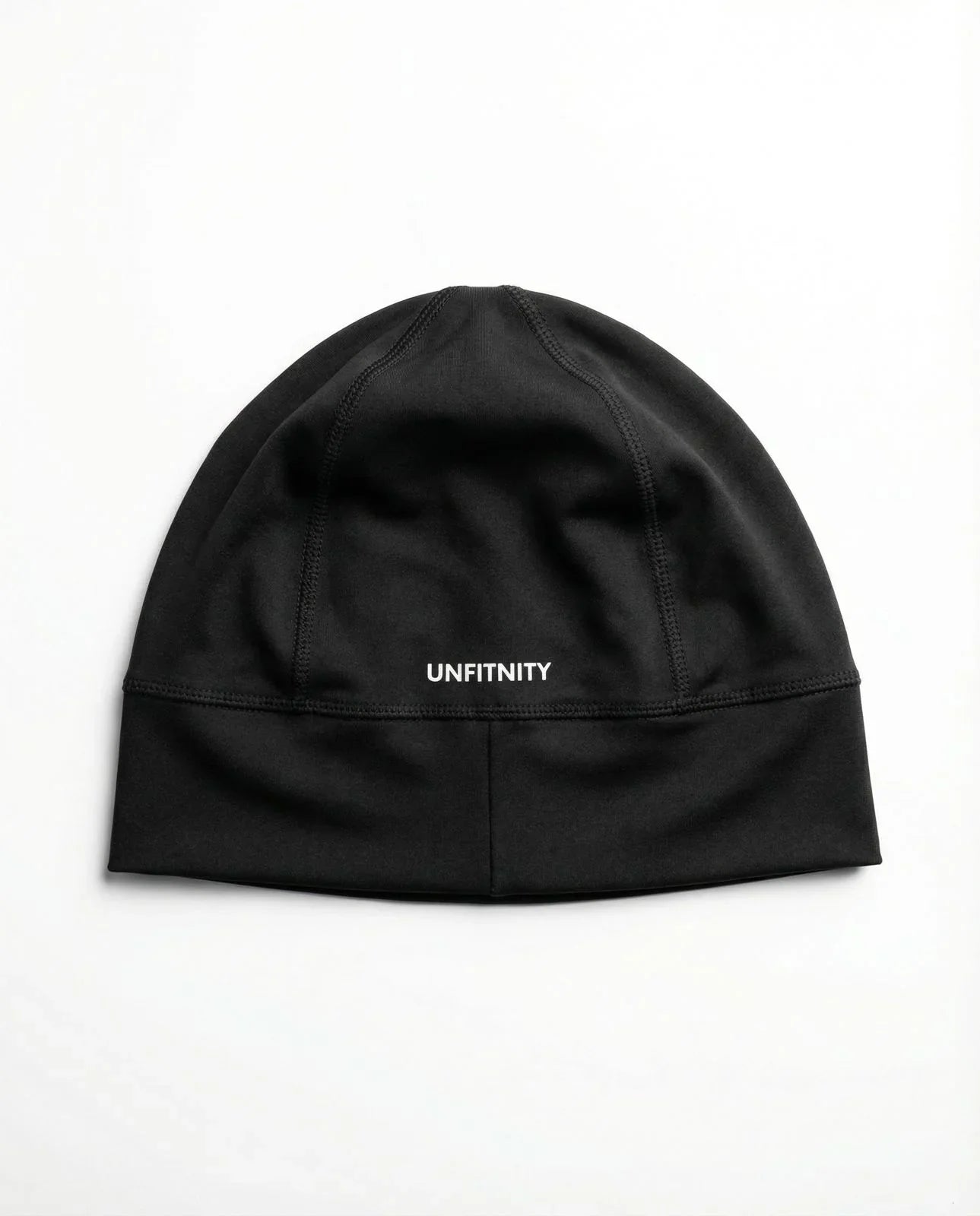 Bonnet noir sport minimaliste avec couture visible et inscription blanche au dos, fond blanc.