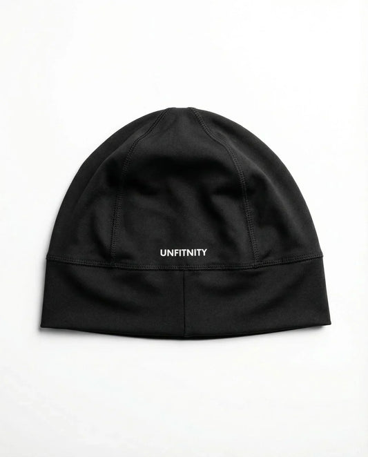 Bonnet noir sport minimaliste avec couture visible et inscription blanche au dos, fond blanc.