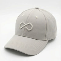 Casquette grise minimaliste avec logo brodé, style sport et lifestyle, vue de face.