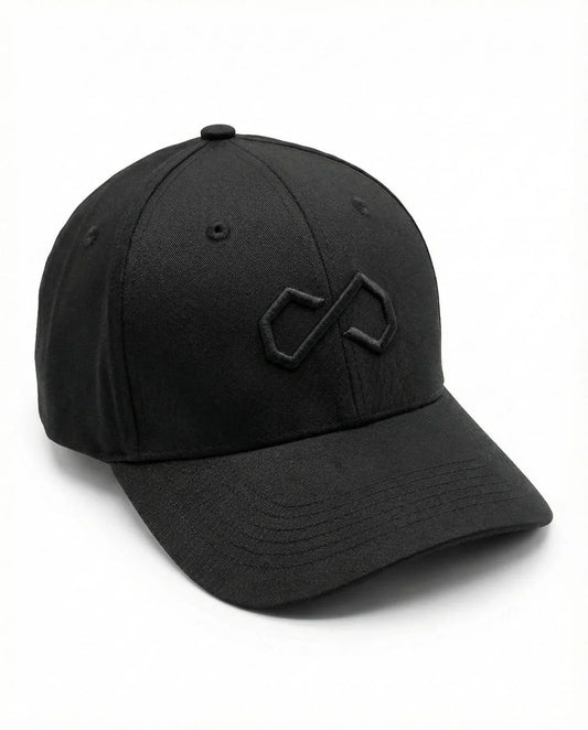 Casquette noire unisexe à visière courbée et logo brodé minimaliste sur le devant.