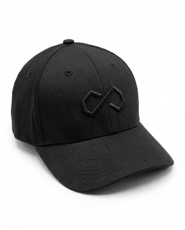 Casquette noire unisexe à visière courbée et logo brodé minimaliste sur le devant.