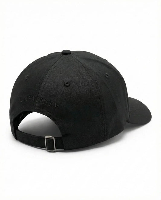 Casquette noire ajustable, vue de dos, boucle métallique, broderie ton sur ton.