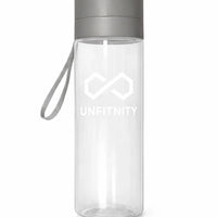 Gourde transparente avec bouchon gris et dragonne, adaptée sport et lifestyle.