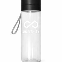 Gourde transparente avec bouchon noir, poignée tissu et logo blanc, accessoire sport utile.